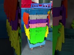 Como Empilhar Caixas Plásticas com Tampas em Carrinhos para Operações de Armazém Mais Rápidas