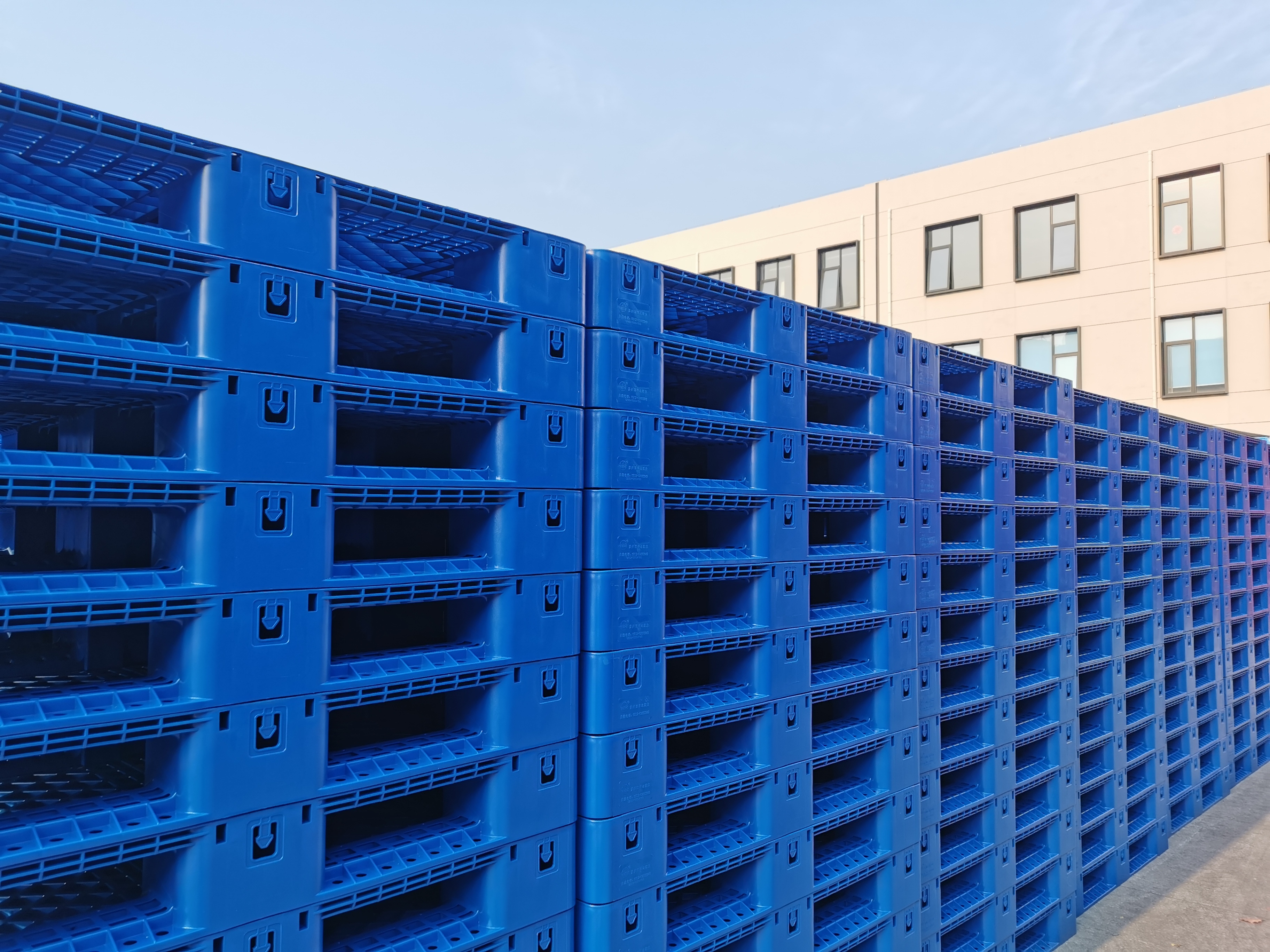 Últimos blogs da empresa sobre Por que os paletes de plástico estão revolucionando a indústria da logística